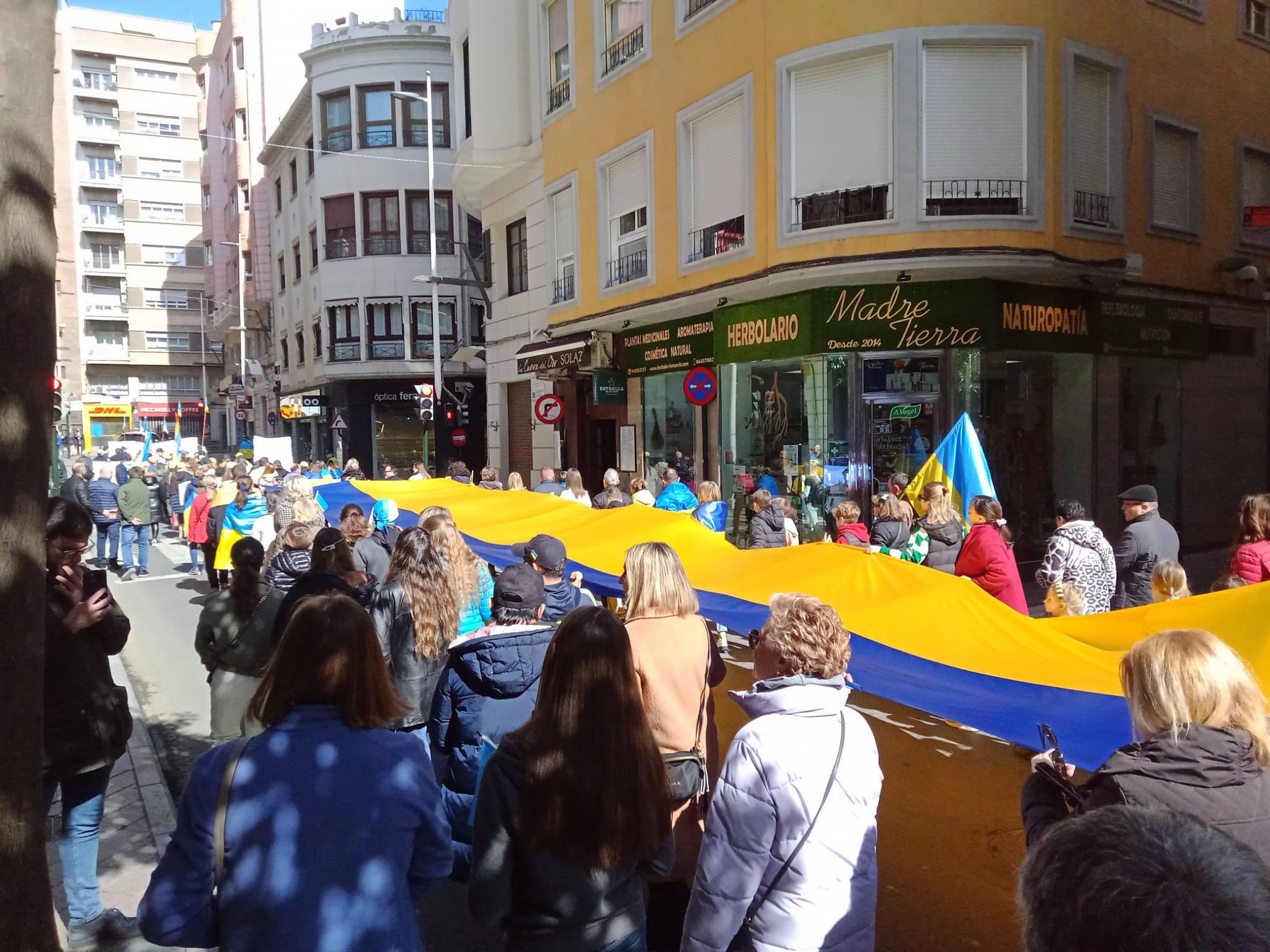 Ucranianos despliegan una bandera en el centro de Murcia en febrero de 2023. 