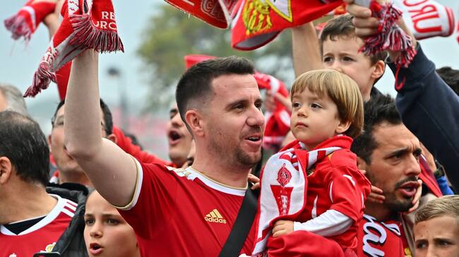 La afición del Real Murcia anima a su equipo contra el Ceuta.