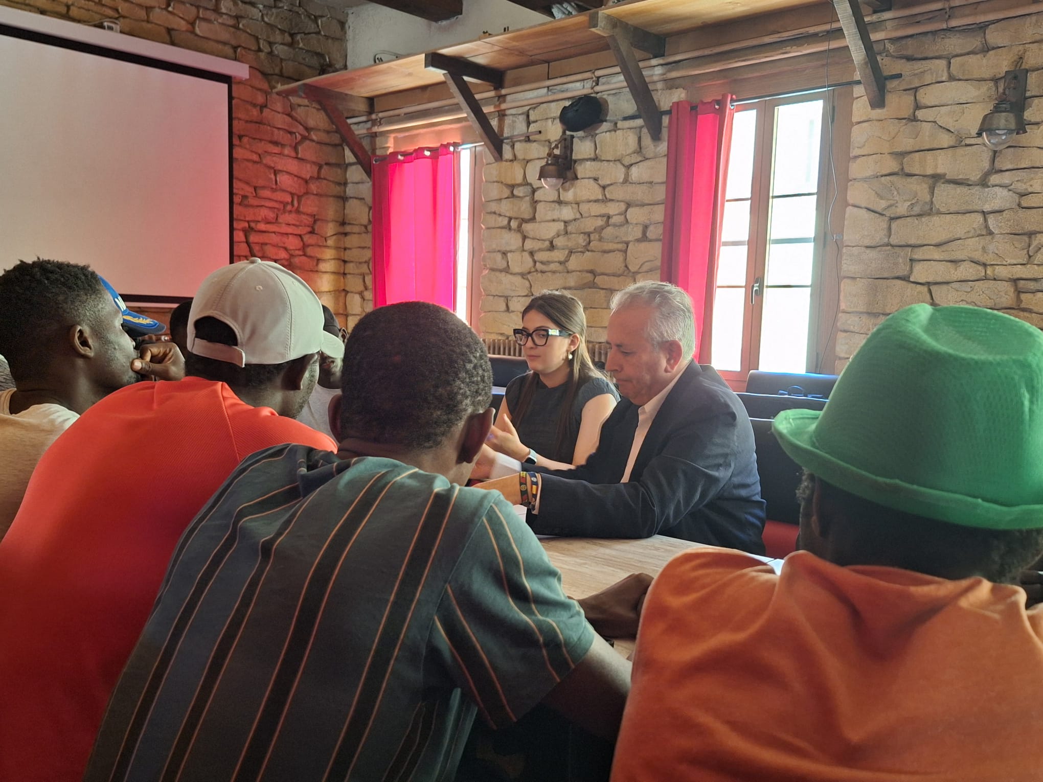 El subdelegado del Gobierno en Huesca se trasladaba este martes a Pirenarium para mantener una reunión con los portavoces de los más de 180 migrantes que allí viven