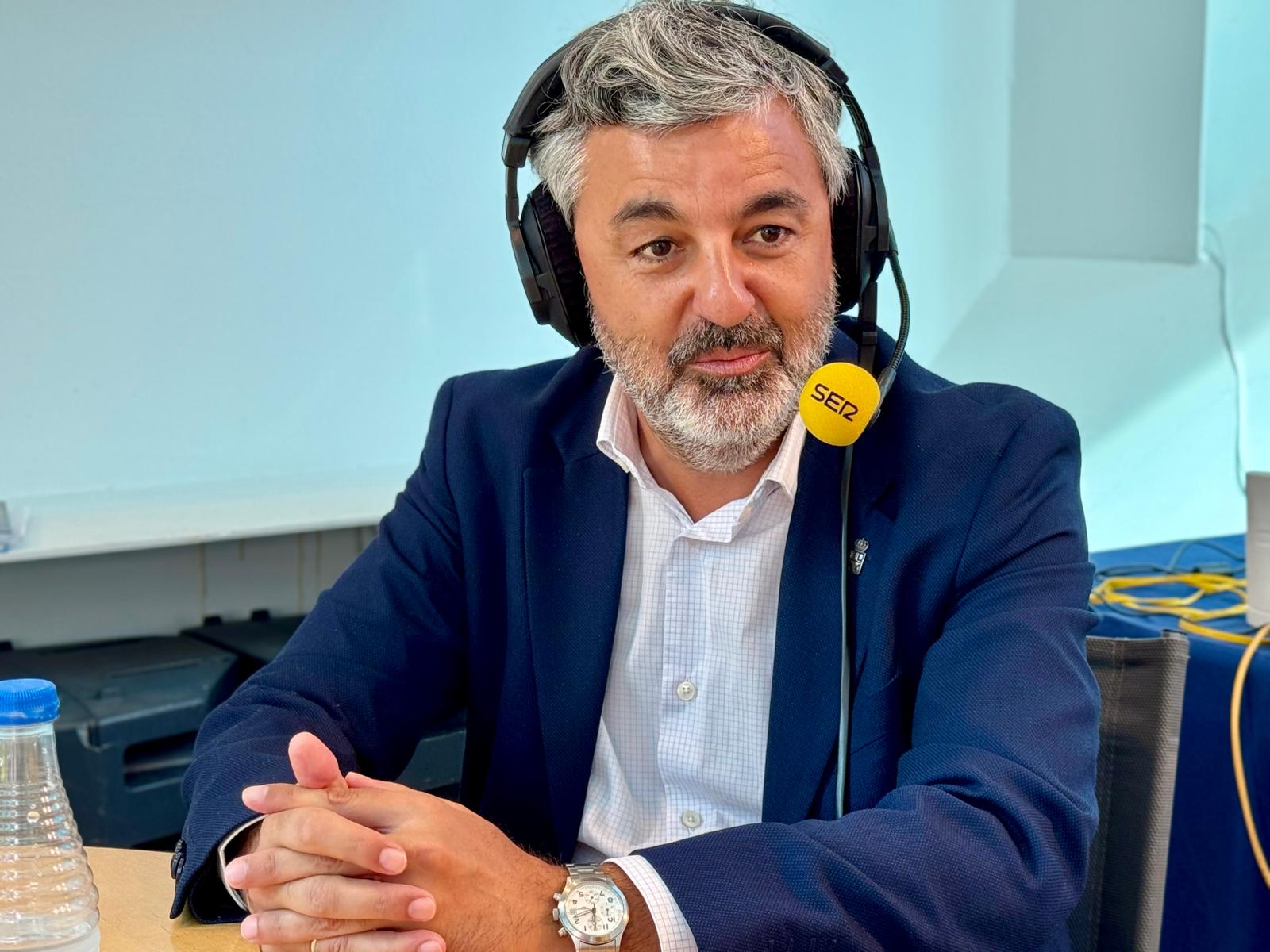 El consejero durante la entrevista realizada en el estand de La SER en FIDMA.