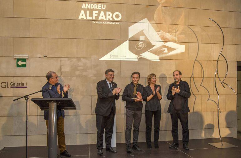 El president Ximo Puig y el director del IVAM, José Migule García Cortés, entregan a los hijos del escultor el premio Julio González