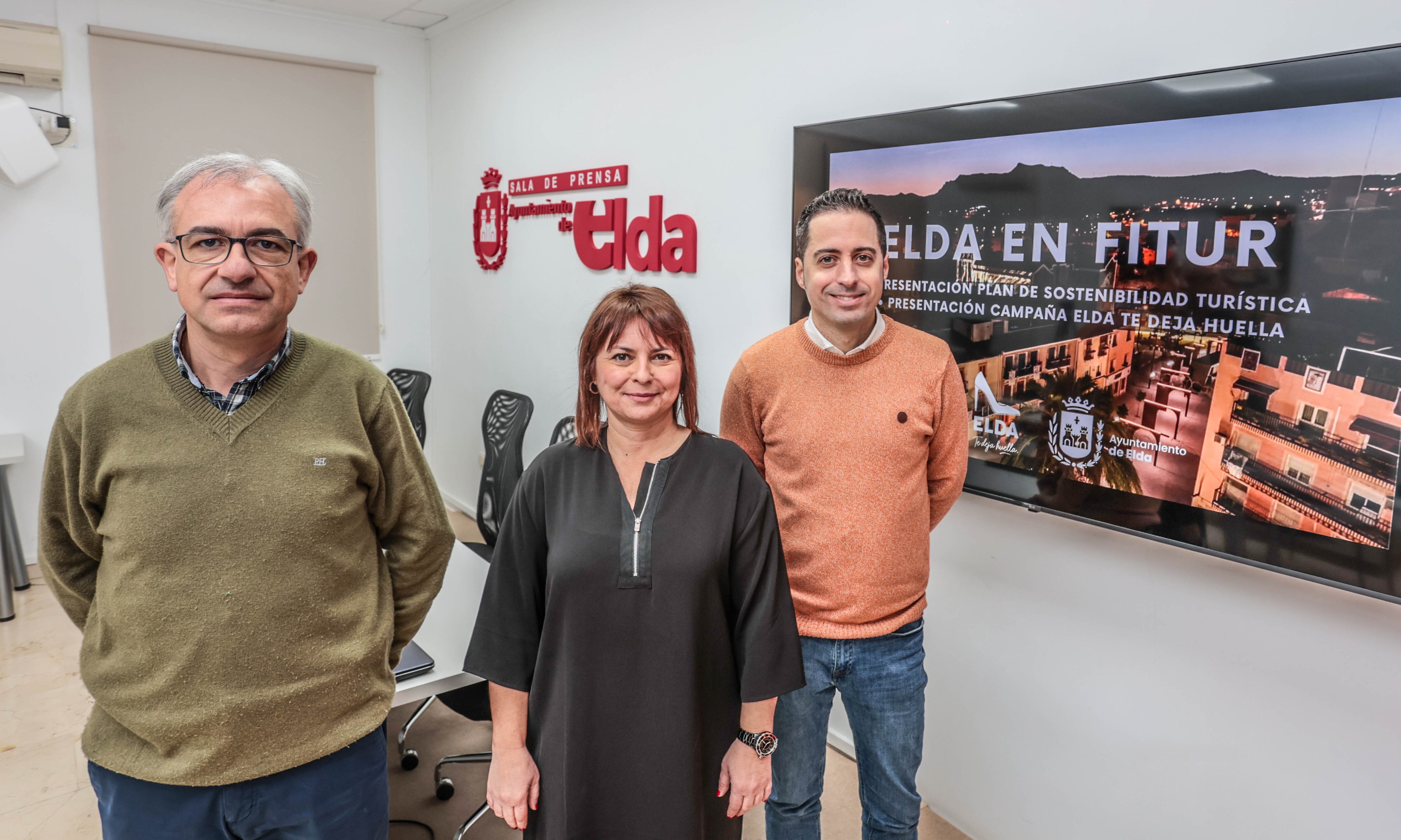 Aniceto Pérez, director del Área de Gerencia del Ayuntamiento de Elda, Rosa Vidal, concejala de Turismo de Elda y Samuel Martínez, técnico de Turismo del Ayuntamiento de Elda