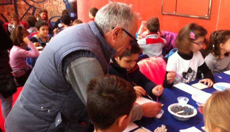 Niños trabjando con mosaicos en una actividad vinculada a la Villa Romana La Olmeda