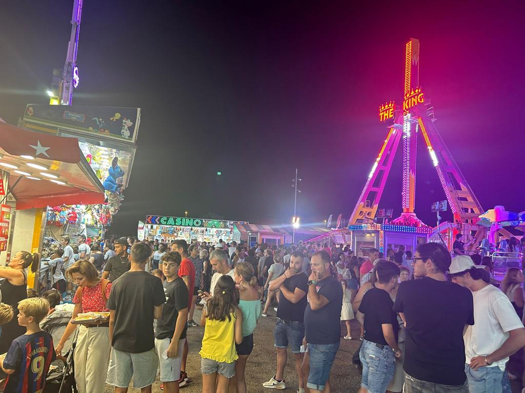 Aspecto que ofrecía en la noche de ayer el recinto ferial