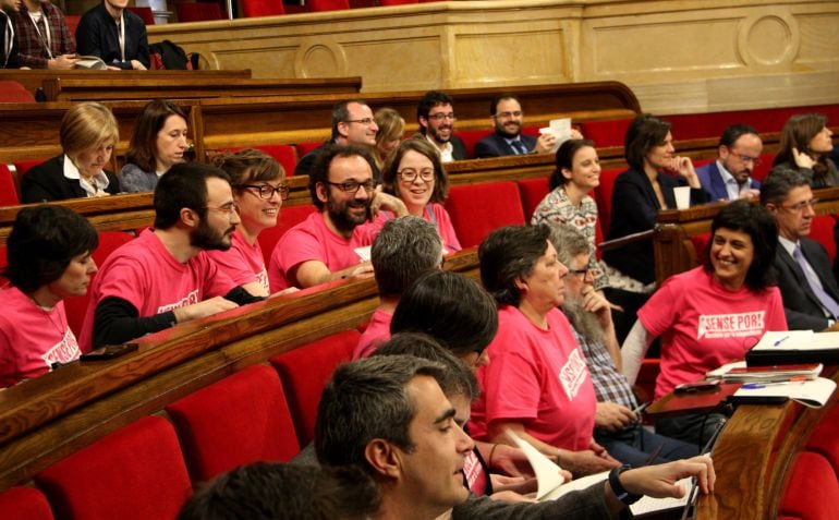 Els diputats de la CUP al Parlament, amb les seves samarretes en favor de la desobediència i amb l'eslògan 'Sense por'