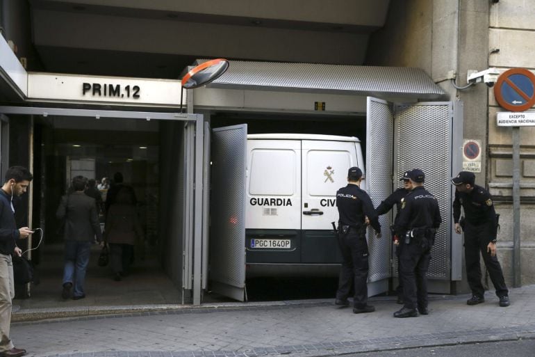 GRA003. MADRID, 30/10/2014.- Un furgón de la Guardia Civil entra esta mañana en la Audiencia Nacional, donde el juez de la Audiencia Nacional Eloy Velasco prosigue hoy la toma de declaración de los acusados en la Operación Púnica con el interrogatorio a l