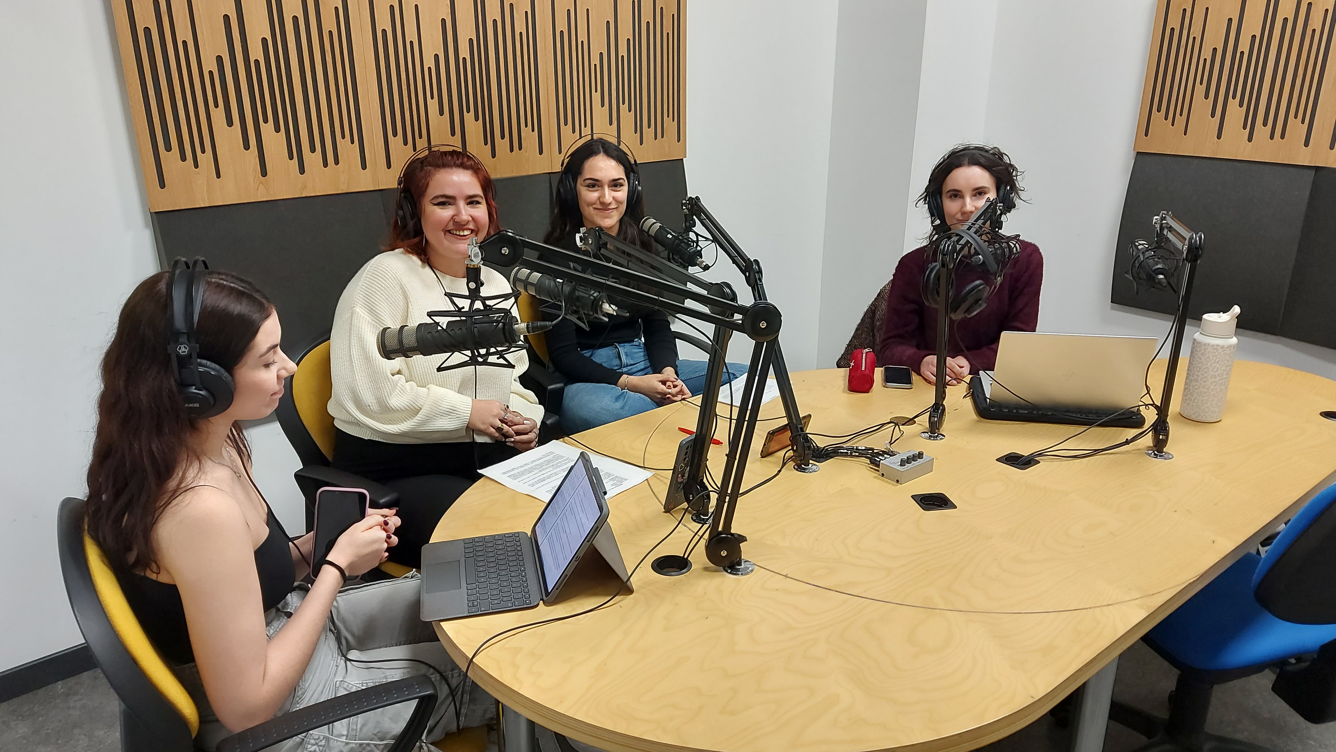 Alumnas durante sus prácticas de radio en los estudios de la URJC