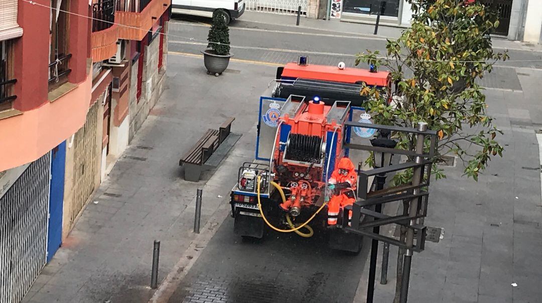 Imagen de archivo de uno de los camiones de Protección Civil Valdepeñas, durante la desinfección de una de las calles de la localidad 