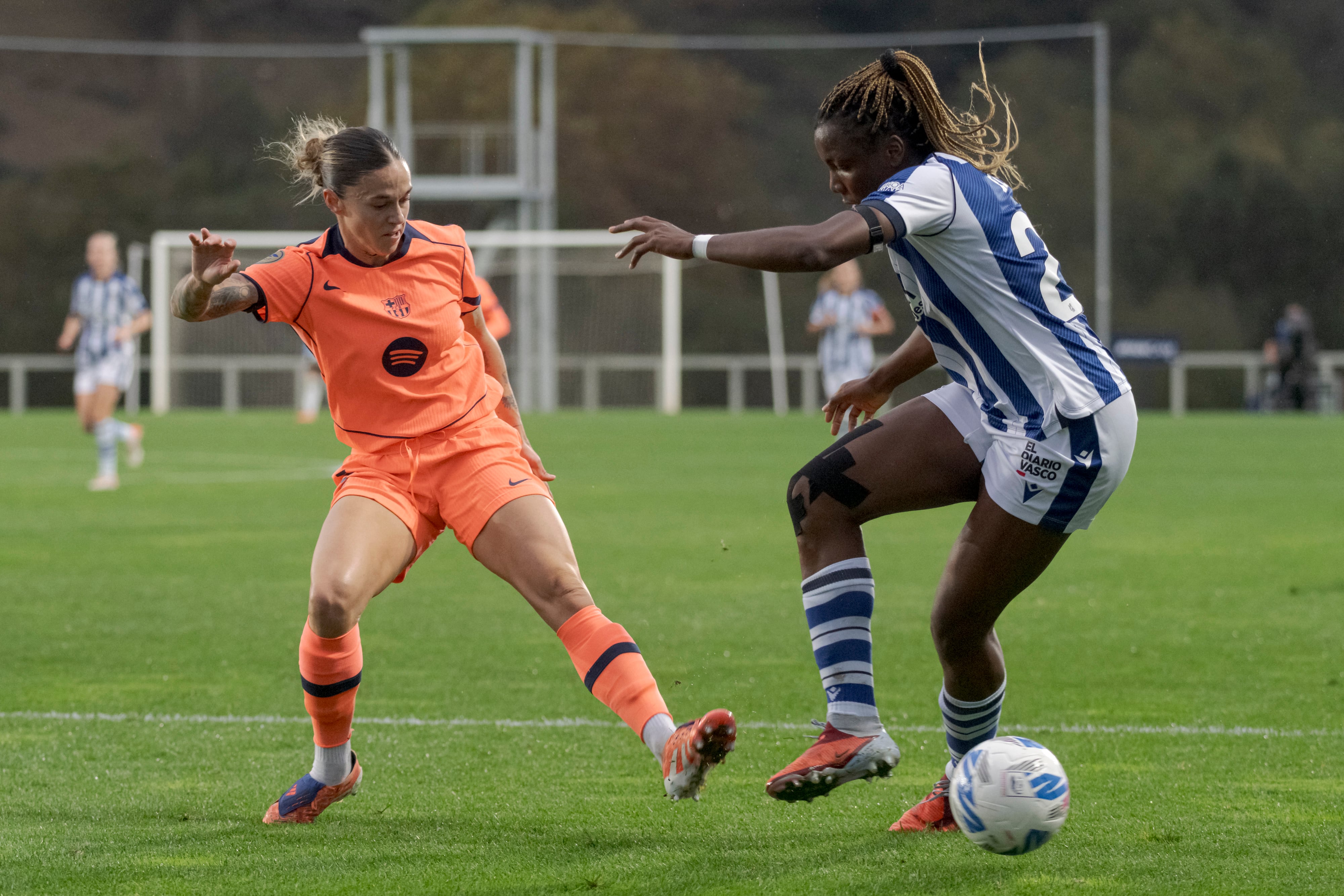 Edna Imade pugna la pelota con Mapi León