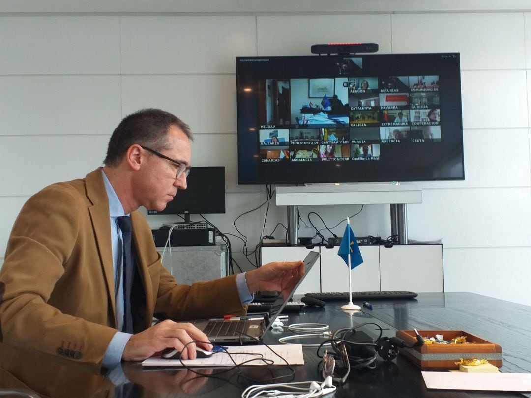 El consejero de Salud, Pablo Fernández, durante el Consejo Interterritorial.