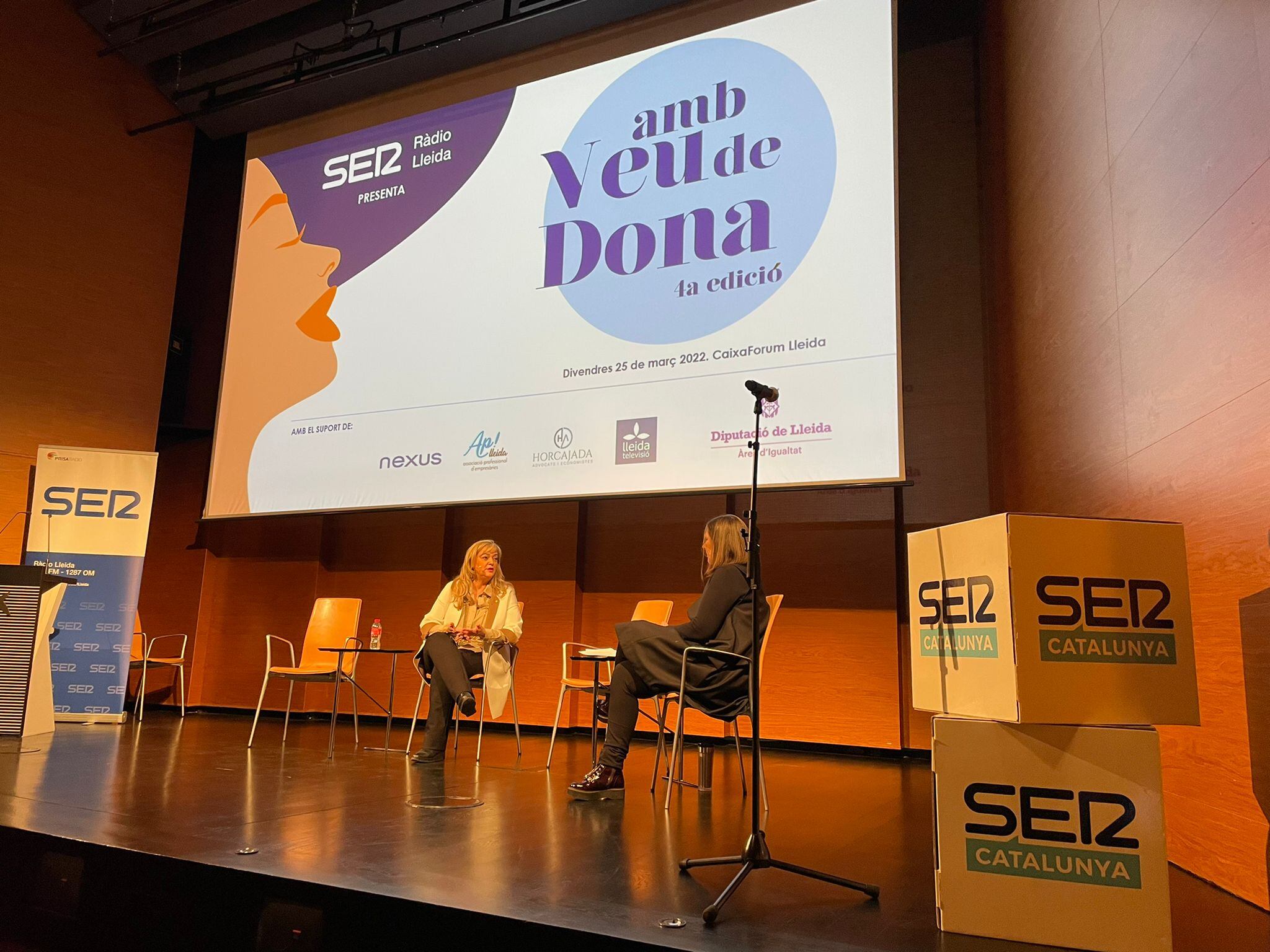 La consellera de Drets Socials, Violant Cervera, conversant amb la cap de Continguts de Ràdio Lleida, Mercè March