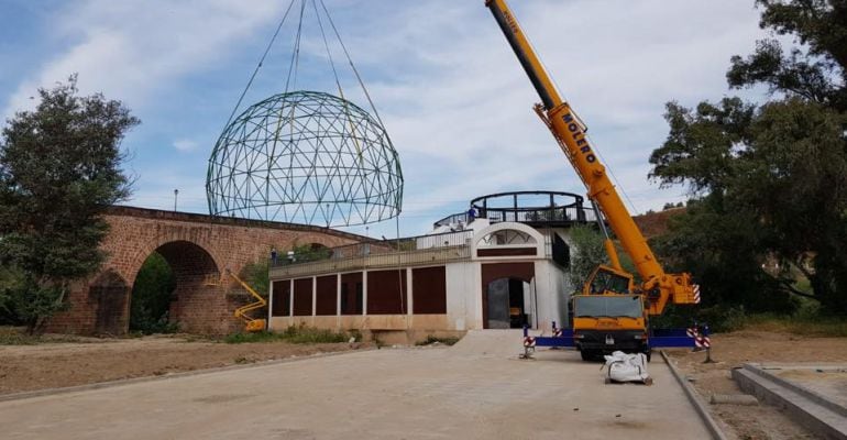 Una grúa instala la nueva cubierta en el Edificio de los Manantiales del balneario de Marmolejo.