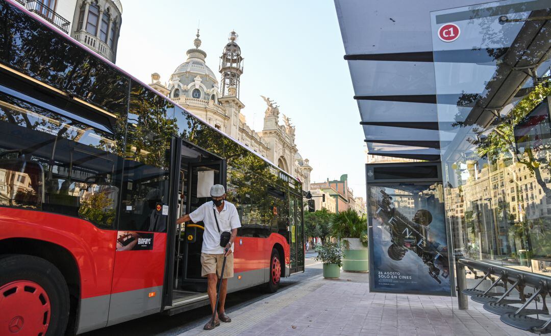 Autobús de la EMT en la plaza del Ayuntamiento de València