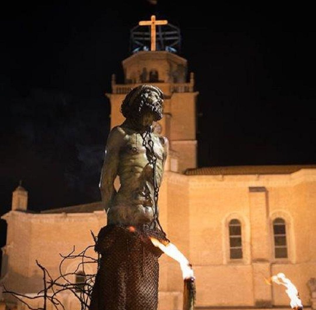 Imagen del Cristo Preso a su paso por la Plaza Mayor de la Hispanidad