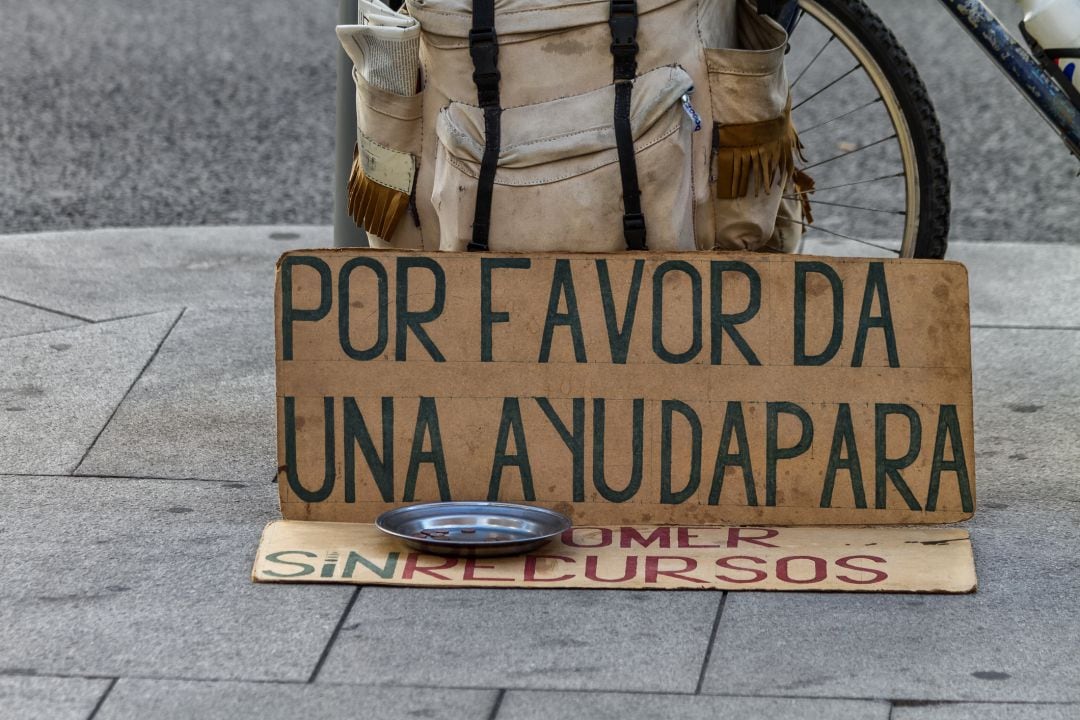 Una persona pidiendo en la calle en una imagen de archivo