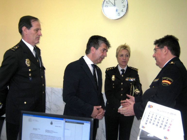 El director general del Cuerpo Nacional de Policía, en la comisaría de Ponferrada