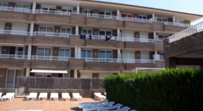 El jove ha caigut del segon pis d'aquest bloc d'apartaments de l'Estartit