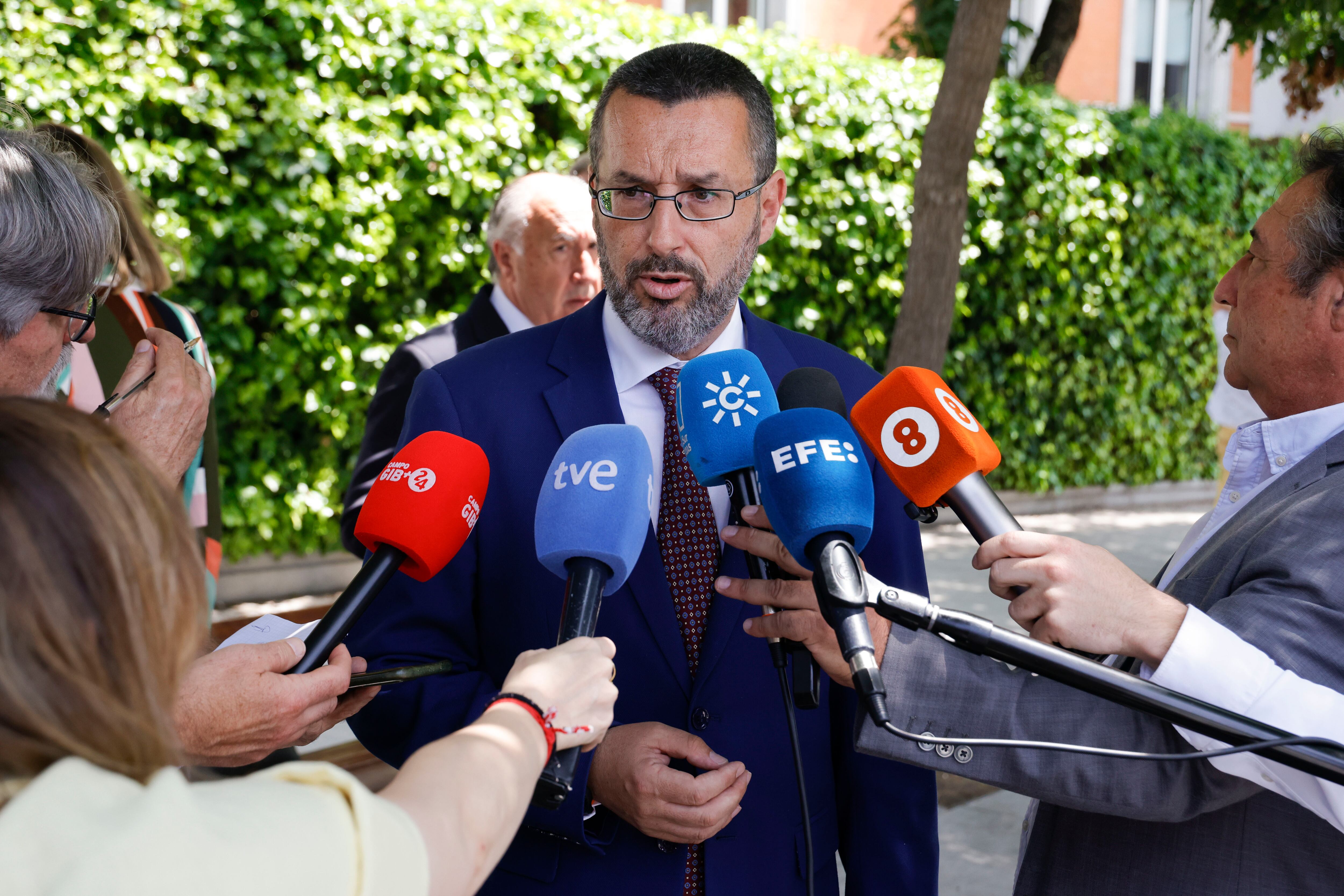MADRID, 13/06/2025.- El alcalde de La Línea de la Concepción, Juan Franco, realiza declaraciones a los medios en el exterior de la sede del Ministerio de Asuntos Exteriores en la plaza del Marqués de Salamanca en Madrid, donde el ministro de Asuntos Exteriores, José Manuel Albares, ha mantenido un encuentro con alcaldes del Campo de Gibraltar, representantes de la Junta de Andalucía y asociaciones de trabajadores, empresariales y sociales para explicarles el acuerdo sobre el estatus de Gibraltar en la Unión Europea. EFE/Blanca Míllez
