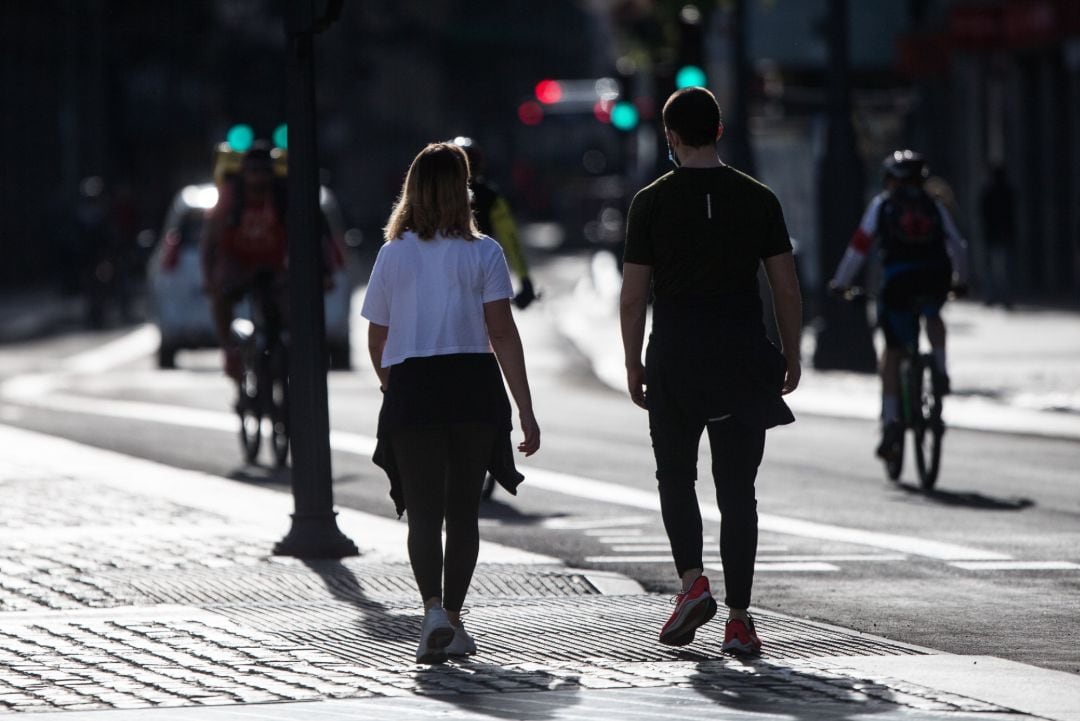 Una pareja pasea por las calles