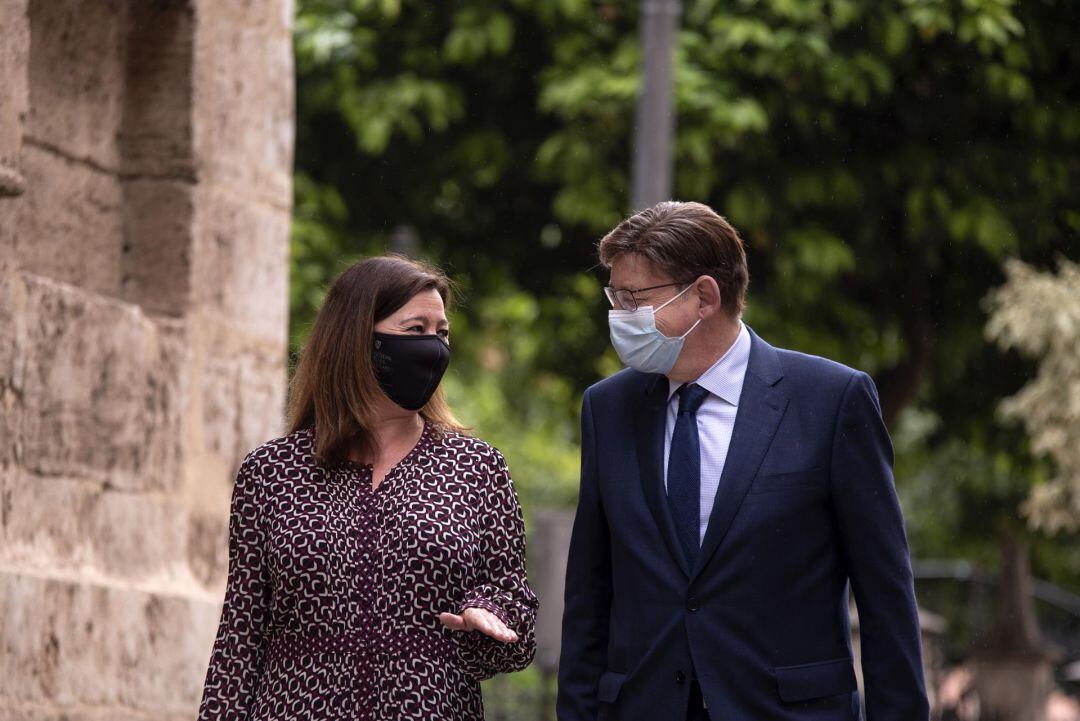 La presidenta de les Illes Balears, Francina Armengol y el president de la Generalitat Valenciana, Ximo Puig, en una imagen de archivo.