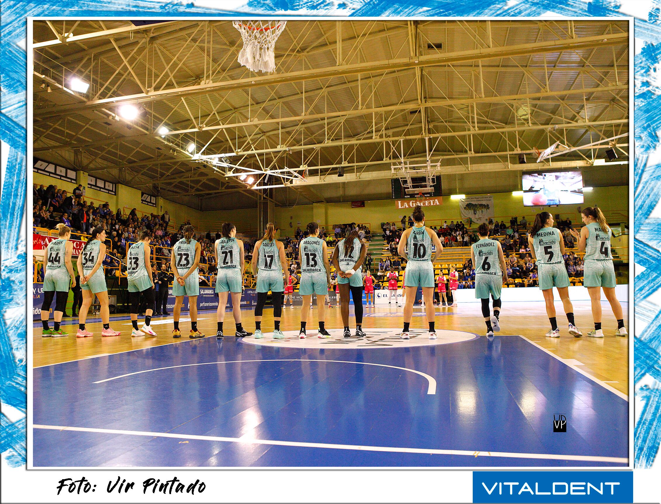 Avenida forma antes de comenzar el partido ante el Araski este miércoles/Vir Pintado