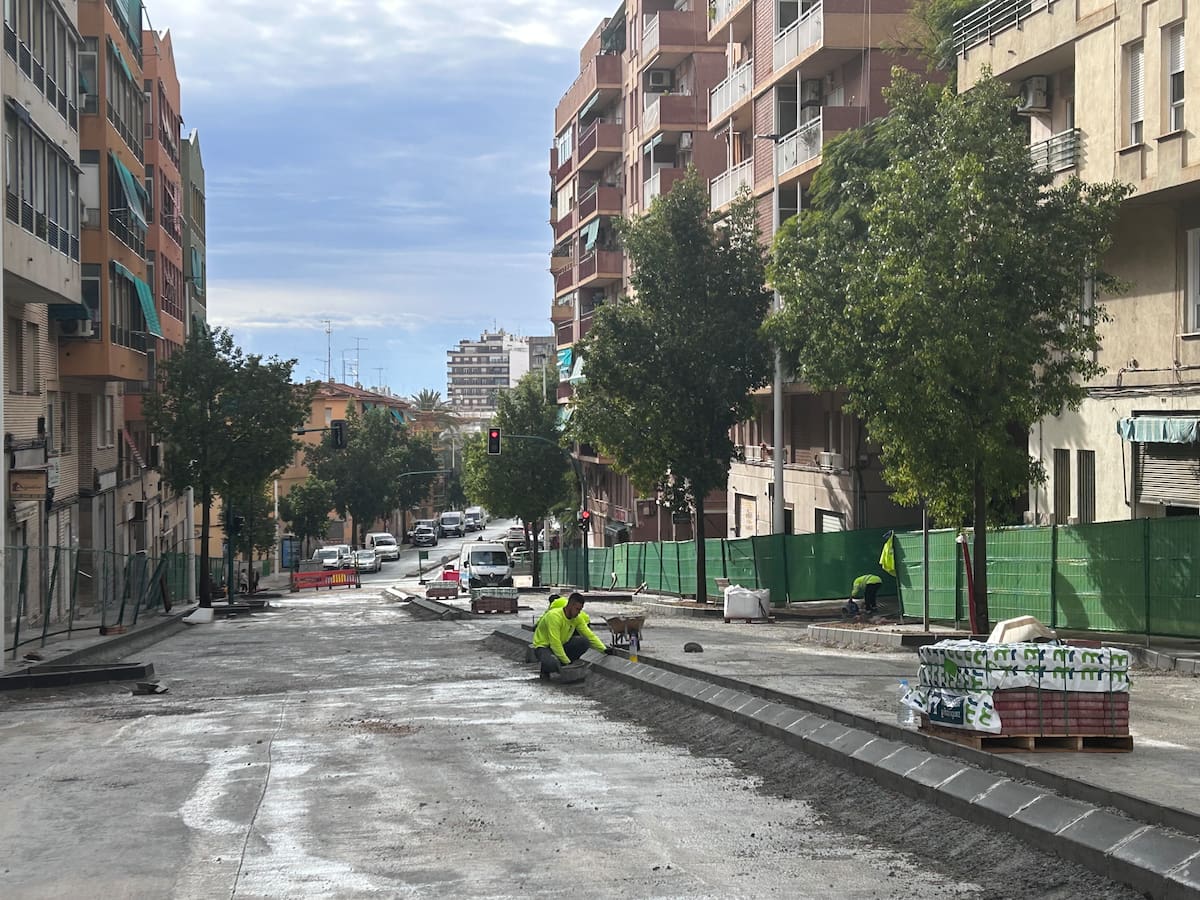 Recta final de la obras de reubanización de la calle Clara Campoamor