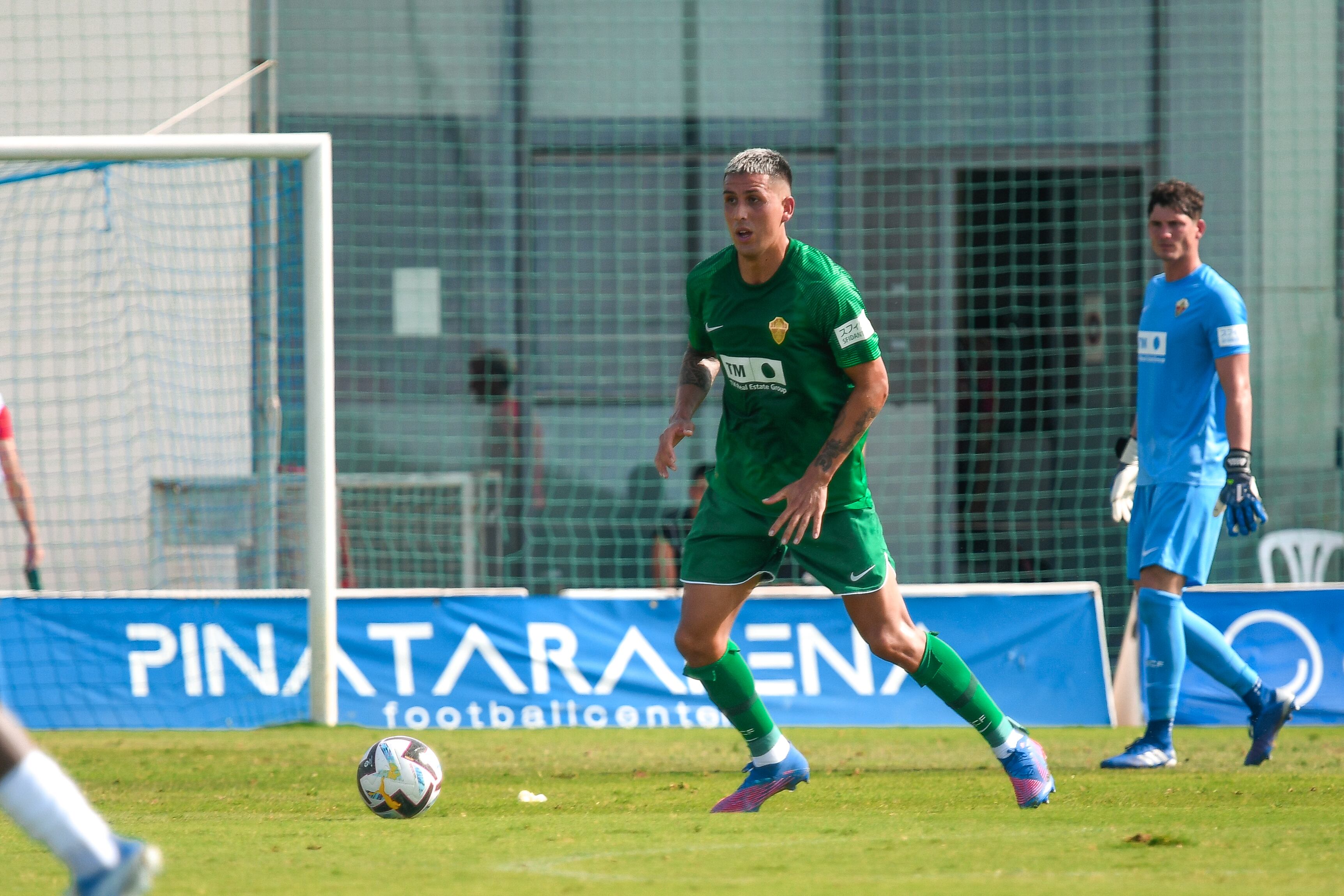 Enzo Roco controla un balón durante un partido.