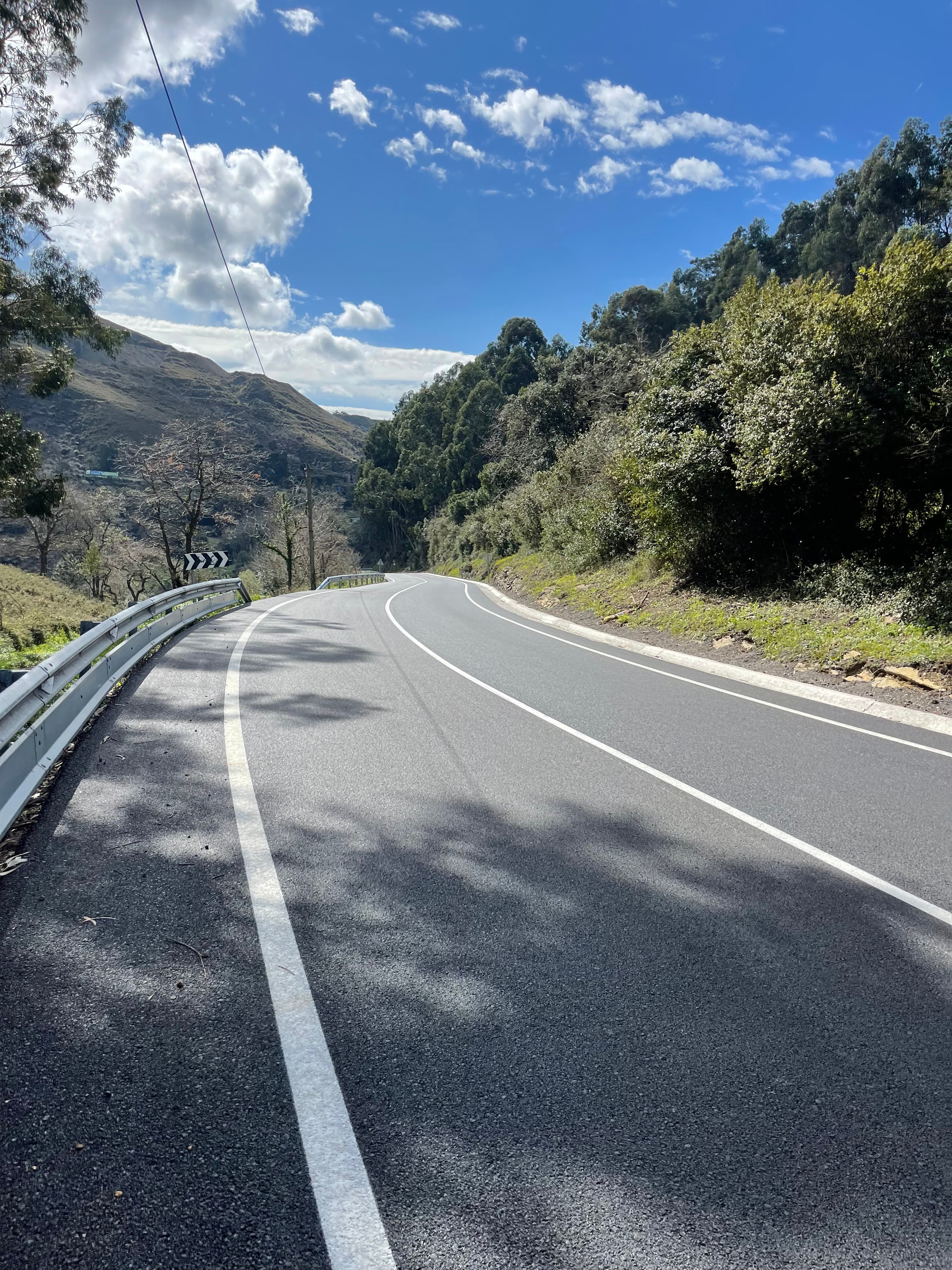 Caretera de acceso a Mioño.