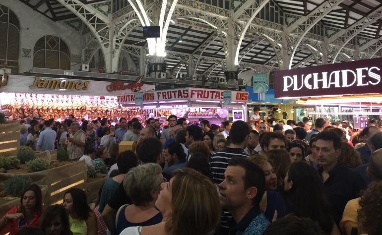 La afluencia de público fue tal que en algunos momentos el Mercat Central tuvo que impedir la entrada de más personas