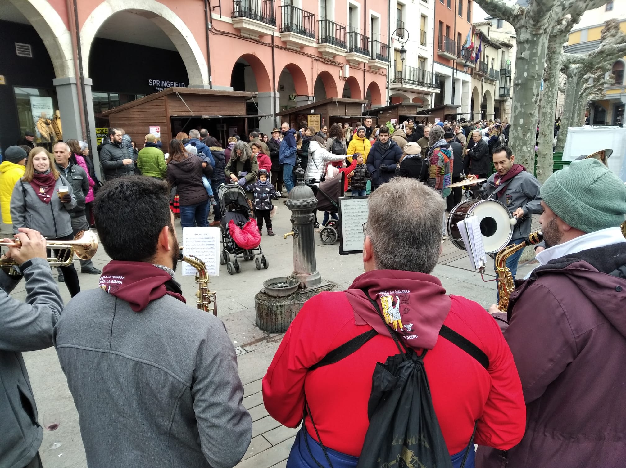 Los sones de la peña La RIbera amenizaron el mercado