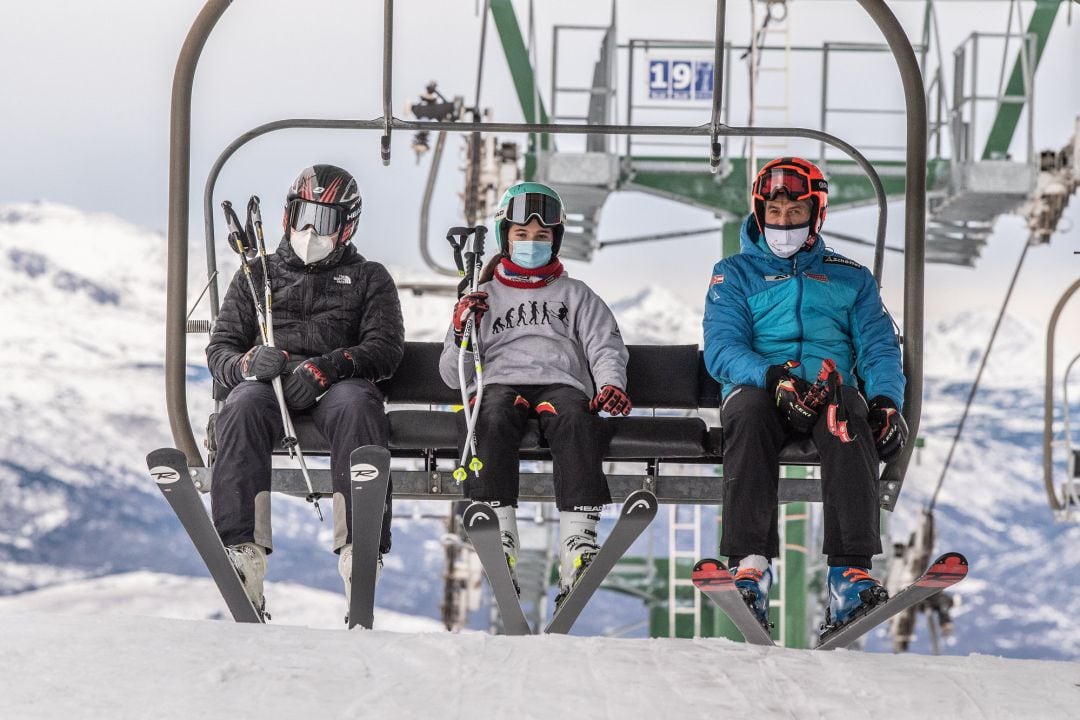 Uns esquiadors a la neu a l&#039;estació d&#039;esquí de Masella