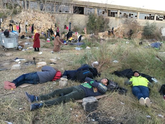 Algunos llegan tan agotados que caen dormidos en los alrededores de la antigua tabacalera,convertida en centro de registro para refugiados y migrantes