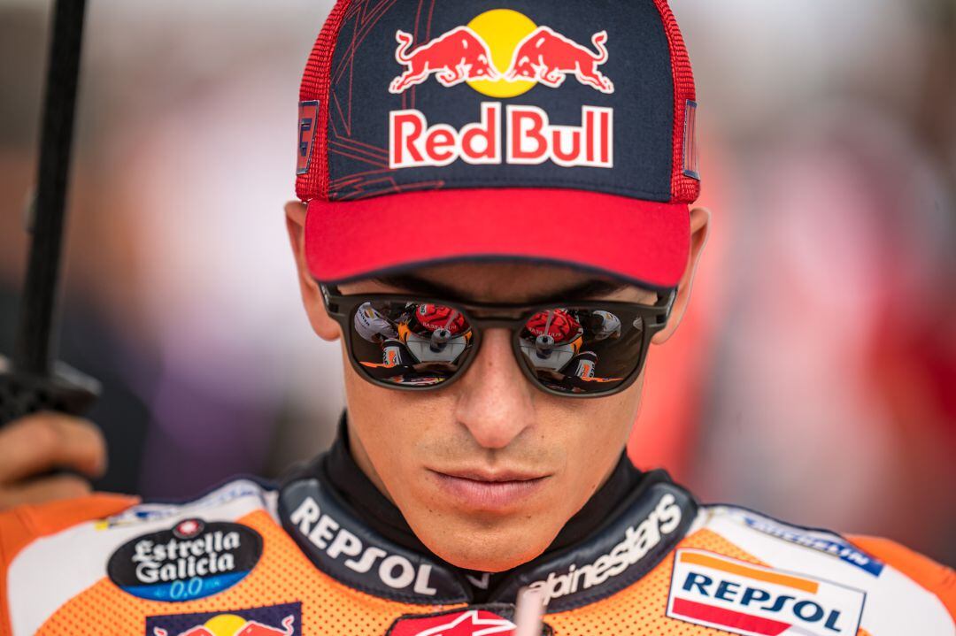 Marc Márquez, con gafas de sol durante un gran premio de motociclismo