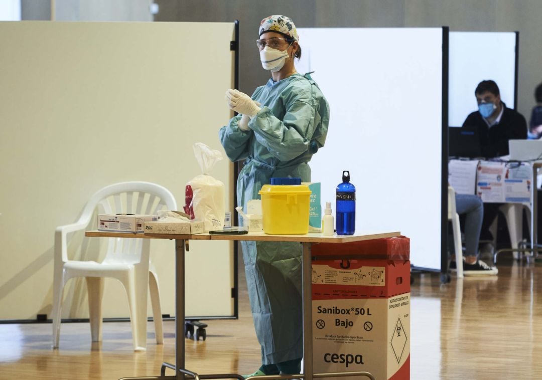 Una profesional sanitaria en el Palacio de Exposiciones y Congresos de Santander