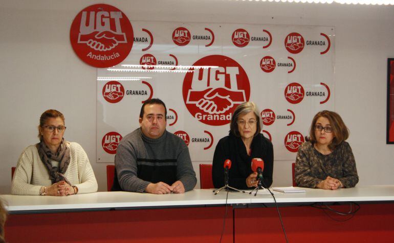 Imagen de archivo de una rueda de prensa de la secretaria provincial de UGT Granada, Manuela Martínez (ante los micrófonos)