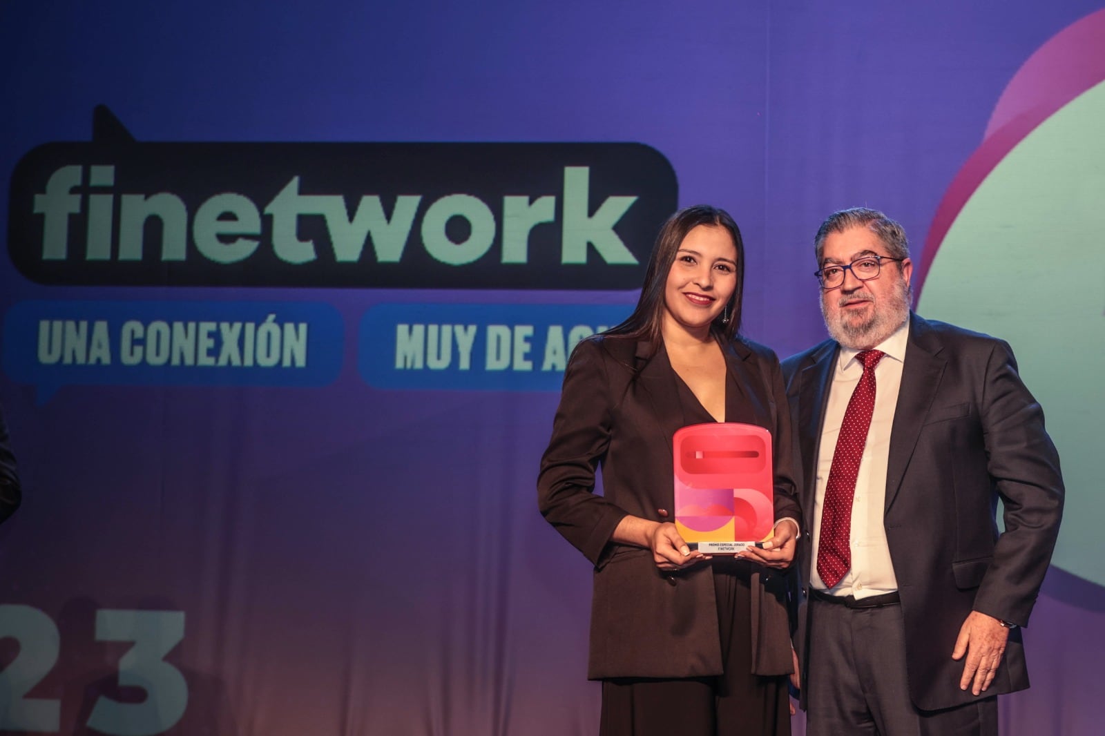 Nairobi Daniela Rodríguez, en representación de Finetwork, Premio especial Radio Elda junto a Baldomero Giménez, gerente de Radio Elda Cadena SER.