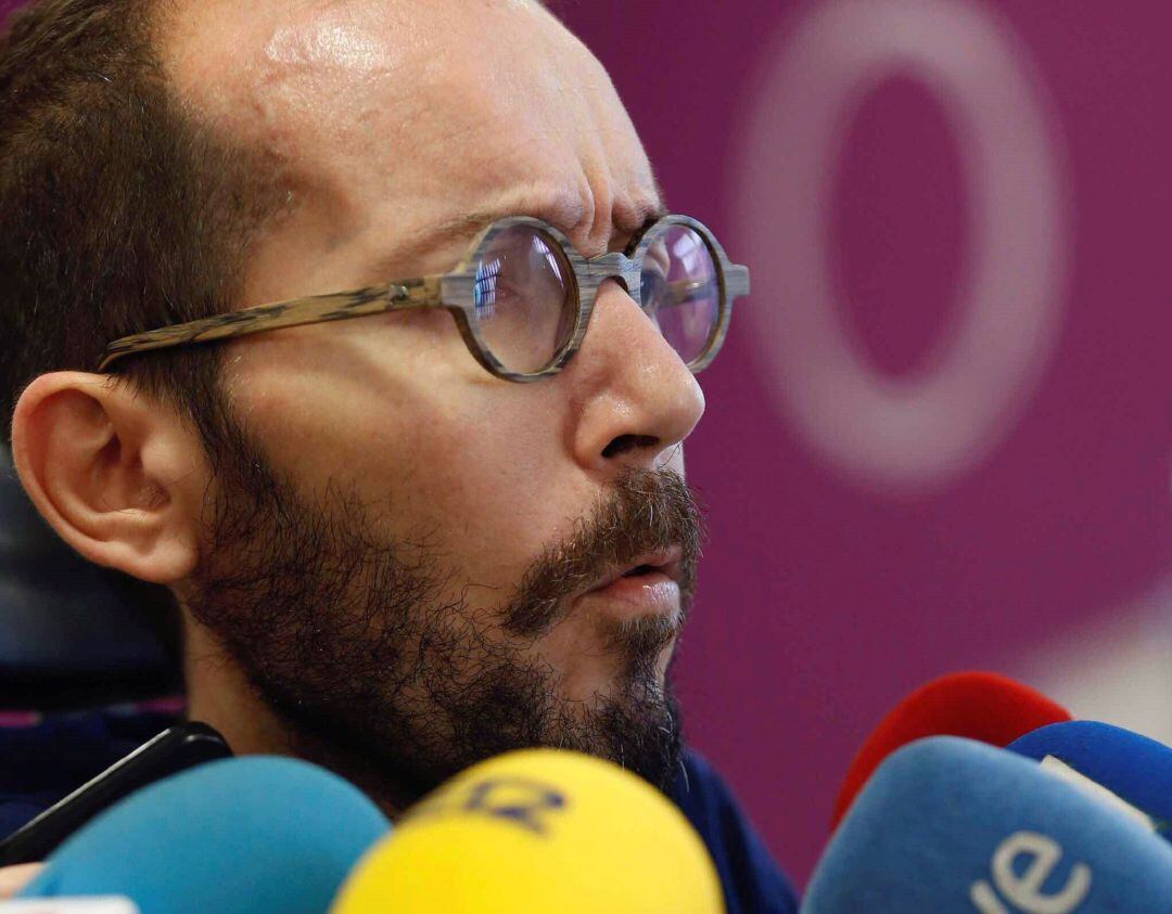 El secretario de Acción de Gobierno e Institucional de Unidas Podemos, Pablo Echenique, comparece ante los medios de comunicación, este miércoles en Madrid, para valorar el discurso de Navidad del rey Felipe VI.