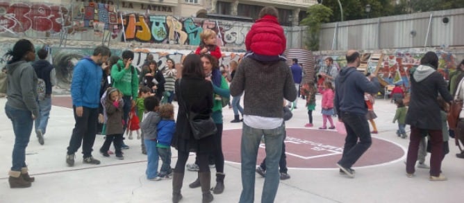 Voluntarios juegan con los niños que no han ido a clase (Autor: @eldiarioes)