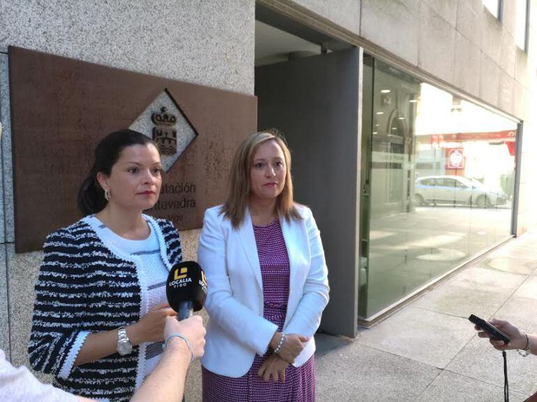 Nidia Arévalo y Elena Muñoz frente a la sede de la Diputación.
