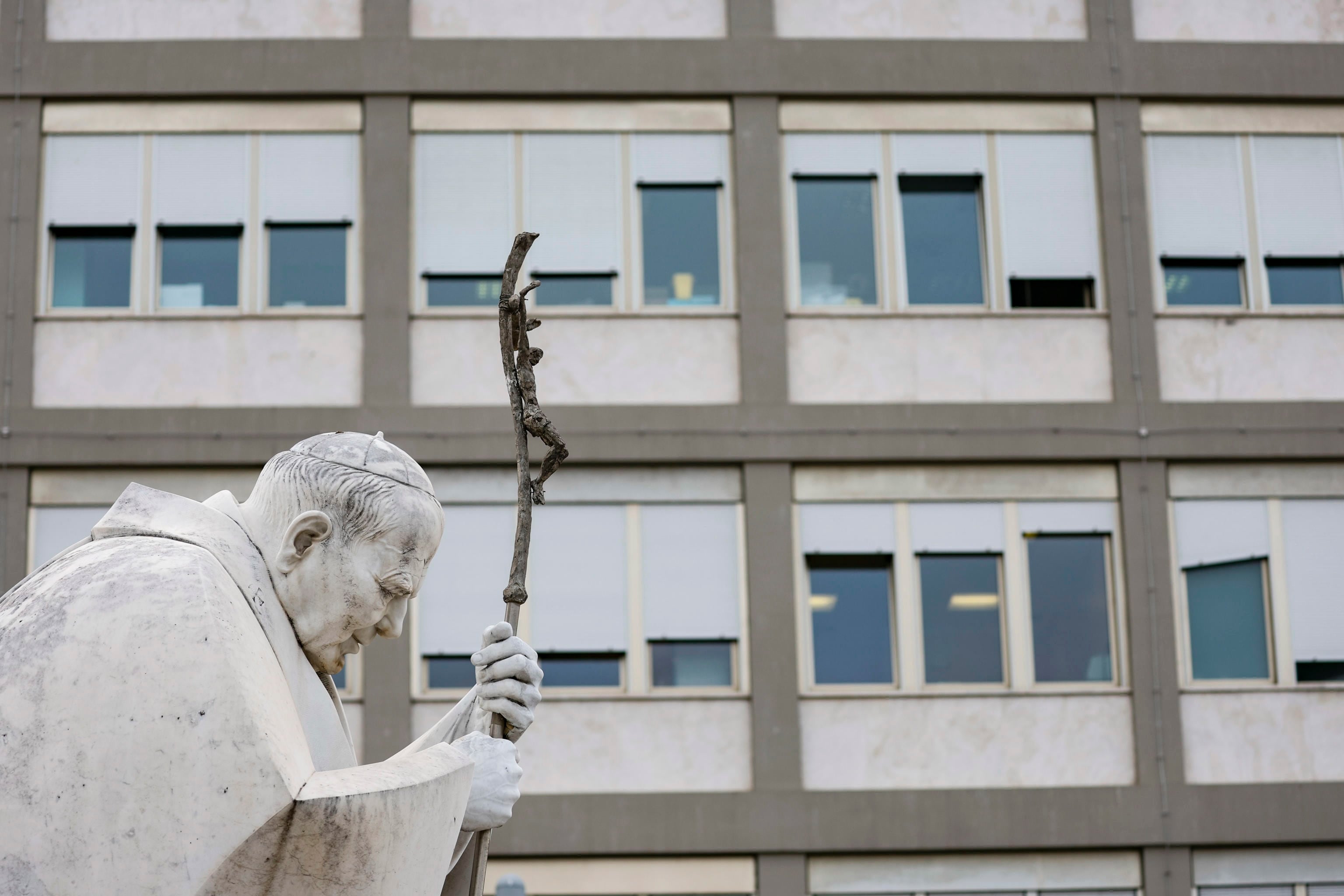 Expectación a las puertas del hospital Agostino Gemelli de Roma.