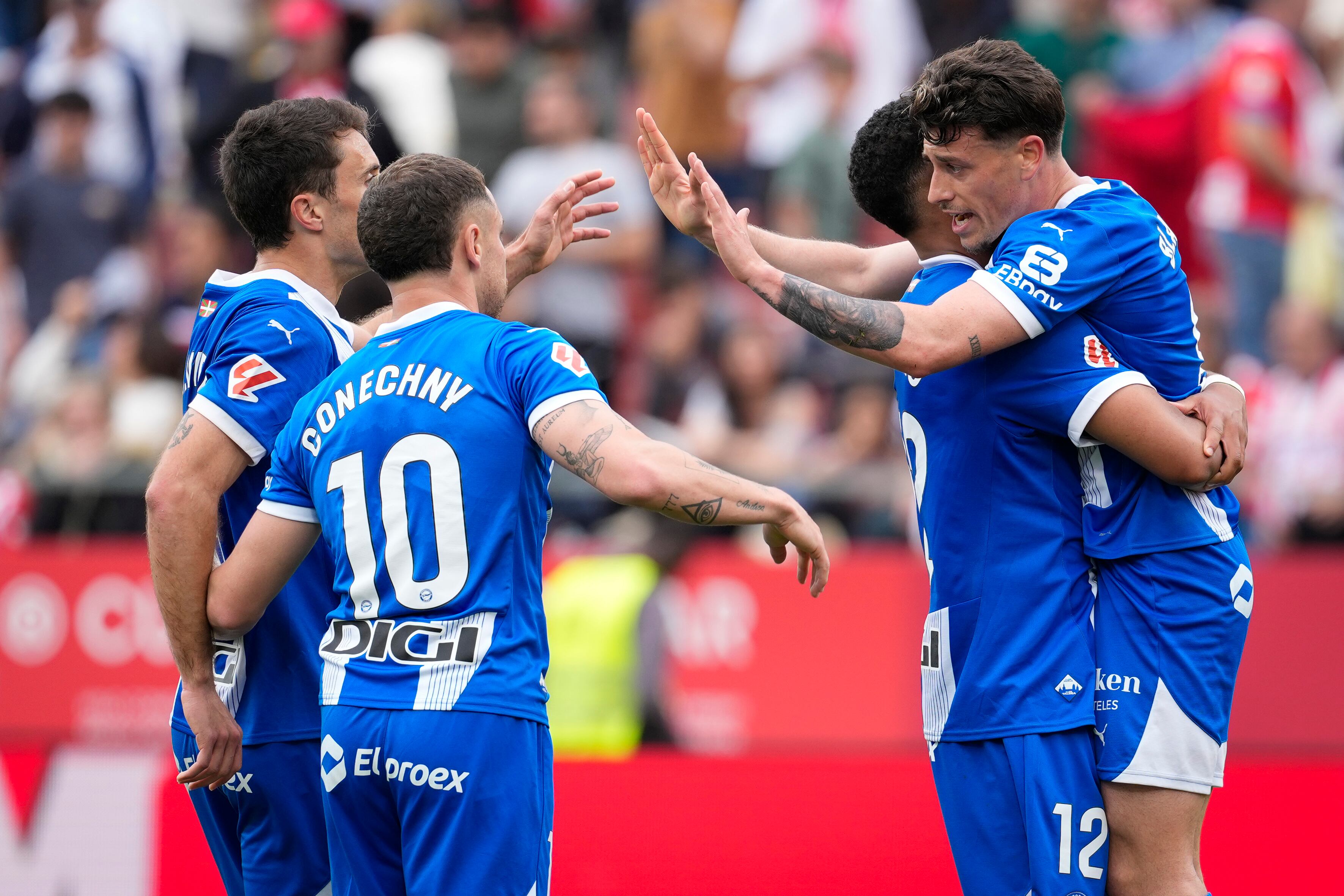 GIRONA, 05/04/2025.- Los jugadores del Deportivo Alavés celebran su victoria tras el partido de LaLiga entre el Girona y el Deportivo Alavés este sábado en el estadio Montilivi en Girona. EFE/ David Borrat
