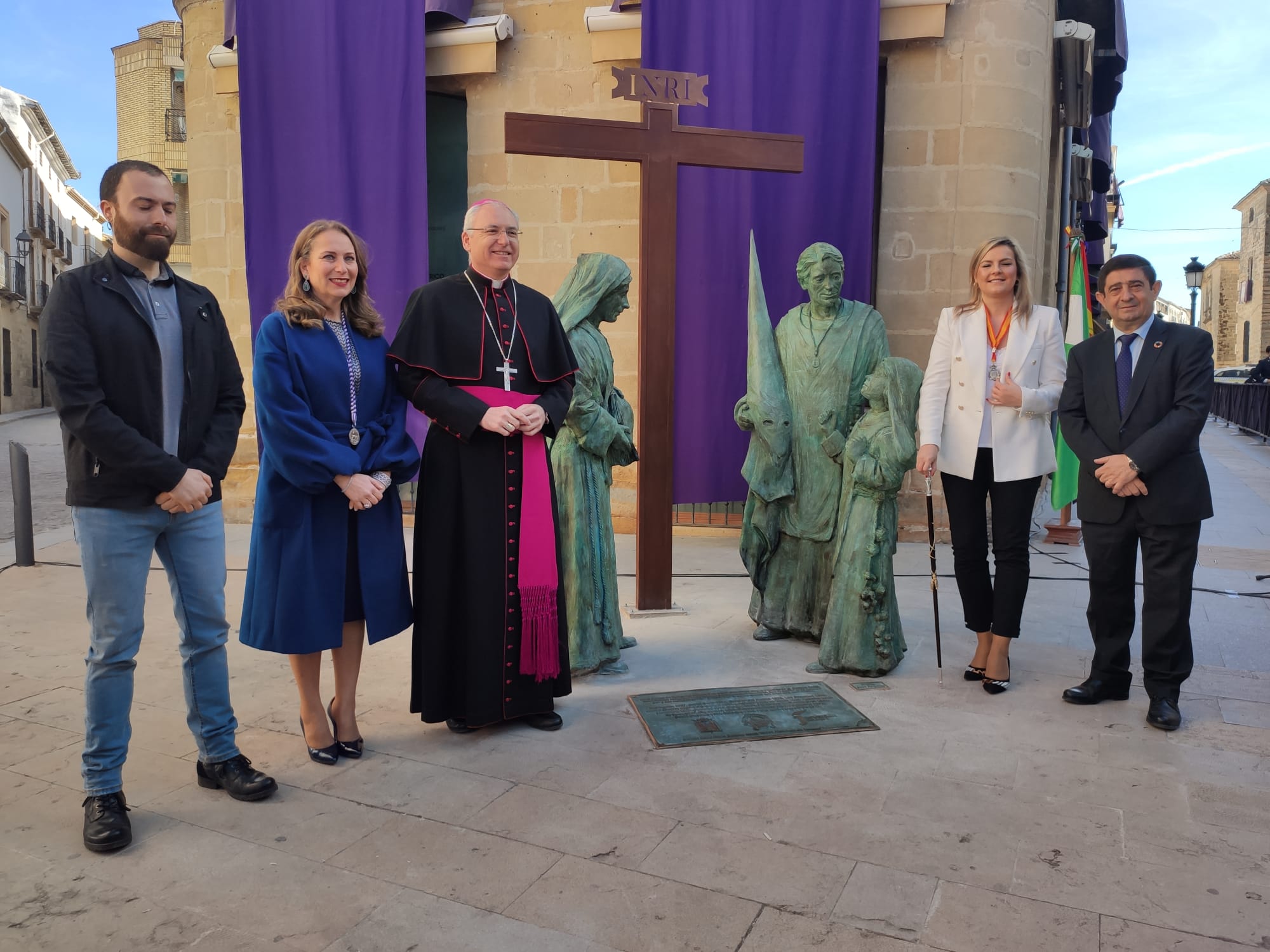 Autoridades posan junto al Monumento a la Semana Santa de Baeza inaugurado este domingo