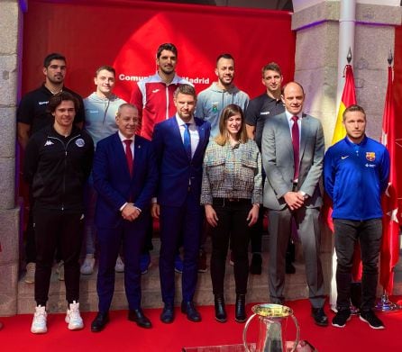 Foto de familia entre autoridades y capitanes de los ocho equipos participantes