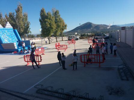 Parque infantil instalado para los hijos e hias de los padres y madres asistentes