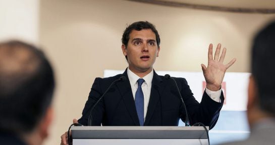 GRA109 LAS PALMAS DE GRAN CANARIA, 06/04/2015.- El presidente de Ciudadanos, Albert Rivera, durante su intervención hoy en un desayuno informativo organizado en Las Palmas de Gran Canaria por Editorial Prensa Canaria en el que presentó el proyecto polític