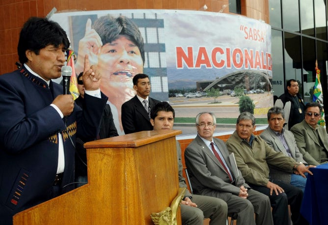 Evo Morales durante la nacionalización de Sabsa en el aeropuerto Jorge Wilstermann en Cochabamba