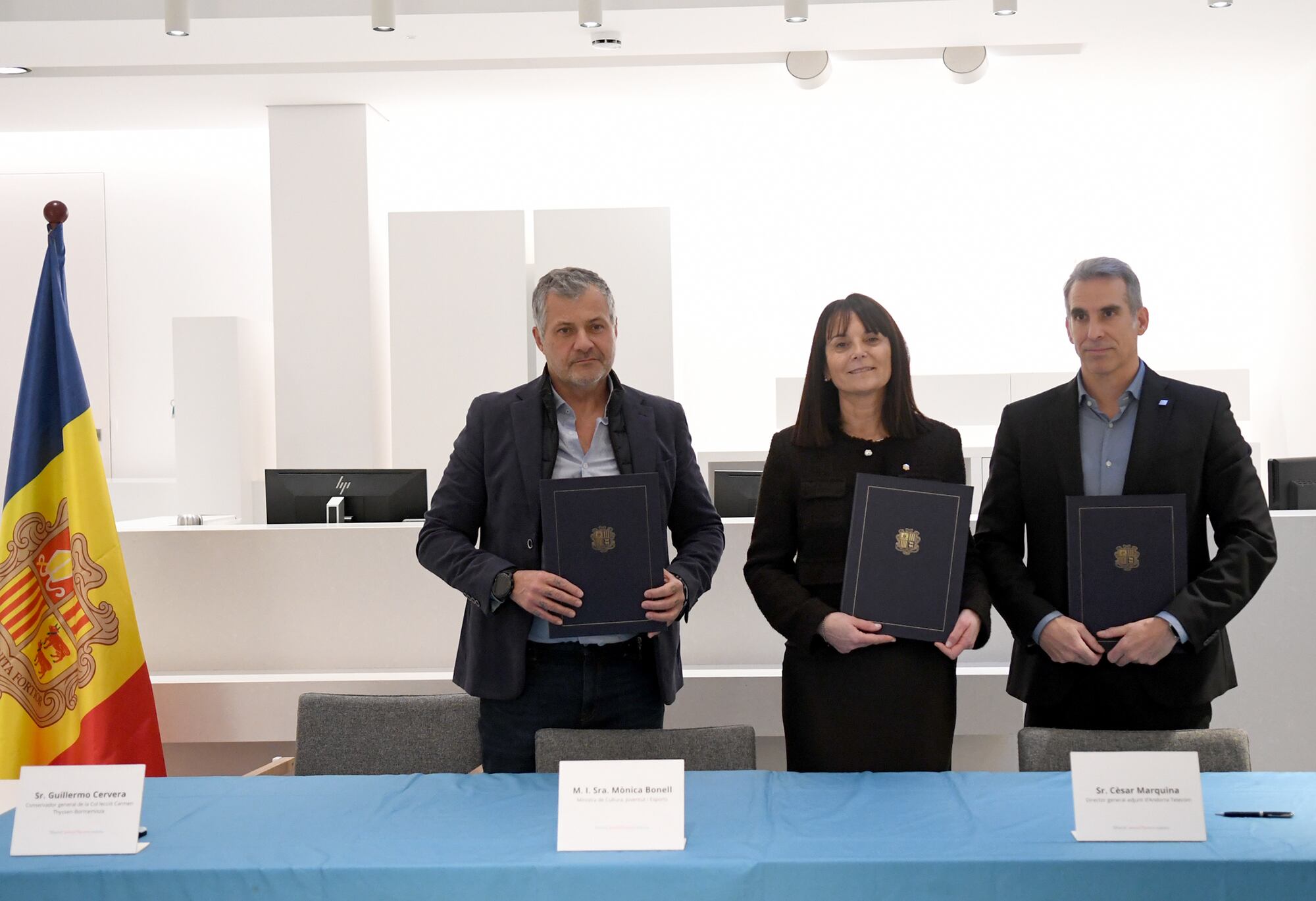 La ministra de Cultura, Mònica Bonell, el director general adjunt d'Andorra Telecom, Cèsar Marquina, durant la signatura del conveni de trasllar del Museu a l'edifici Node