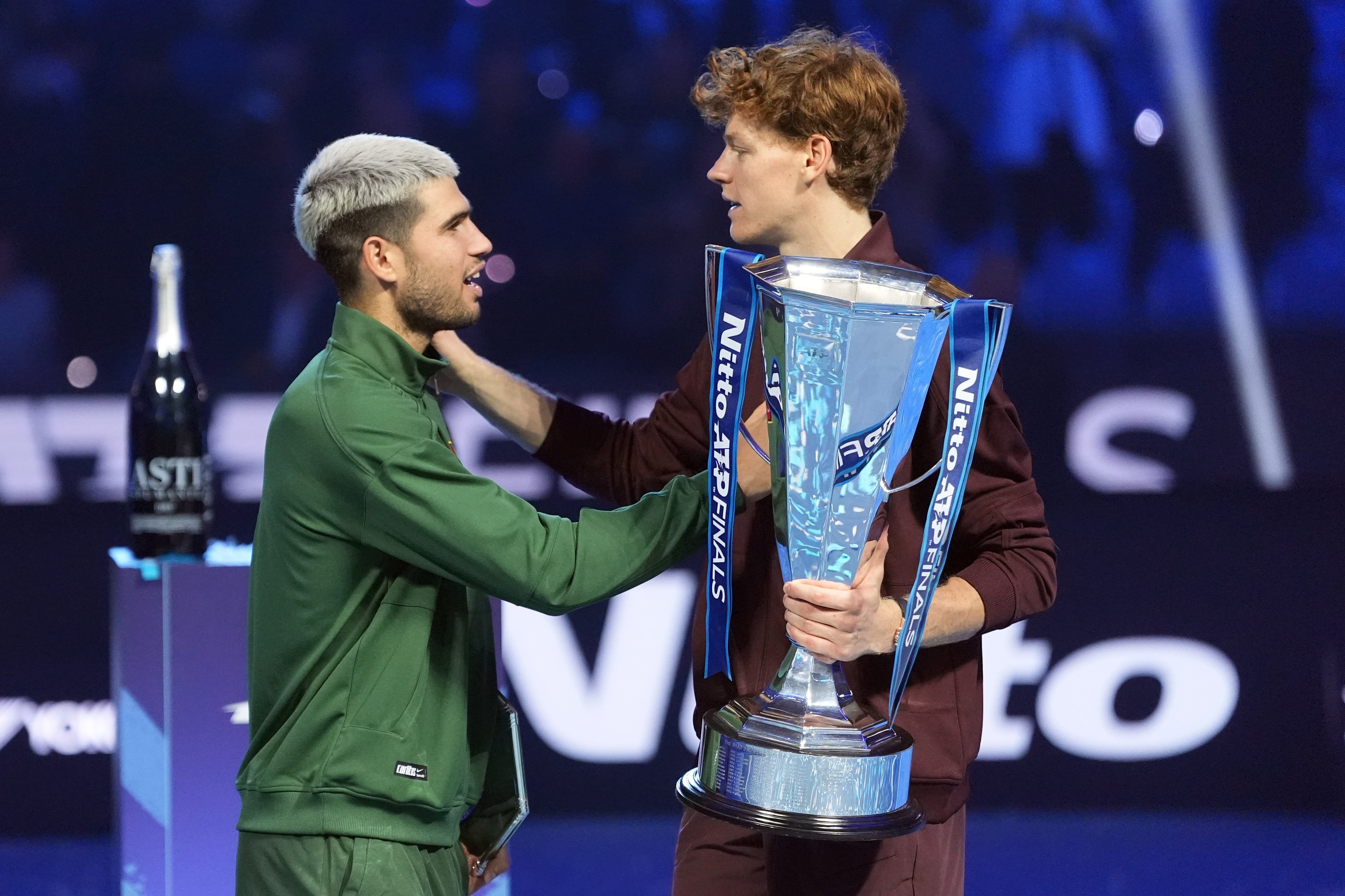 Carlos Alcaraz y Jannik Sinner después de jugar la final de la Copa de Maestros en Turín