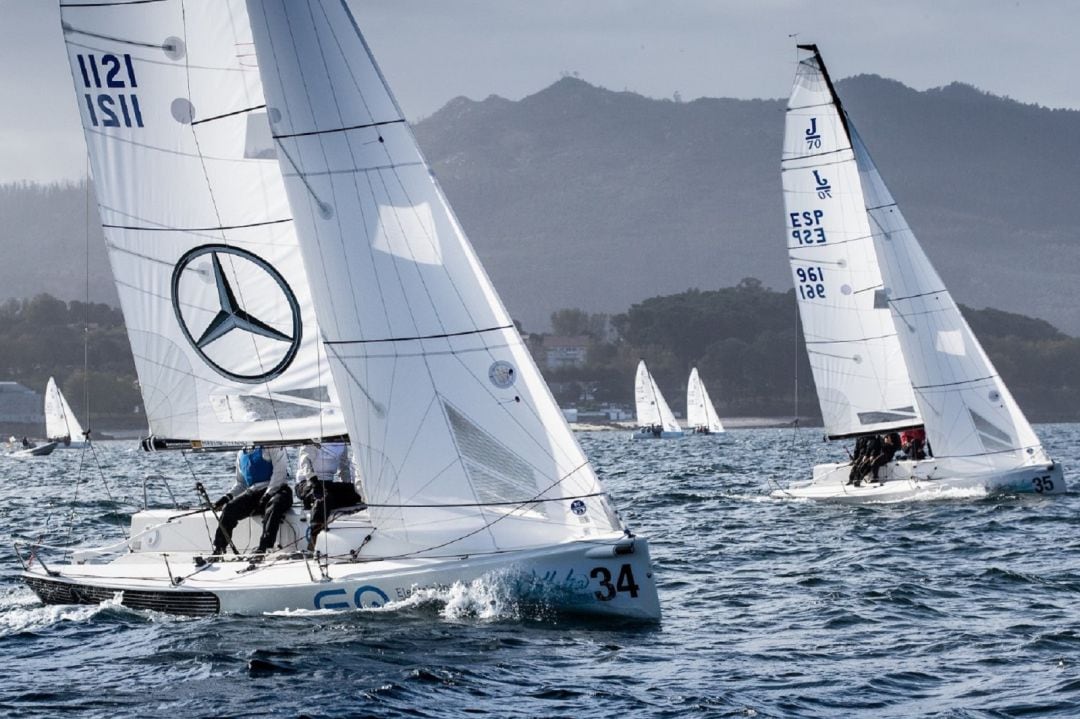 El &quot;Mercedes-Benz Sailing Team&quot; y el &quot;Noticia&quot; en plena competición.