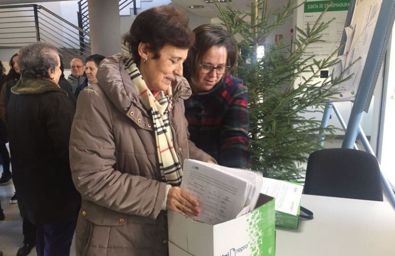 Maribel Carpintero con colaboradores de Aoex compruebal las hojas de firmas